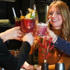 Eine entspannte Frauenrunde stößt mit herrlich verzierten Cocktails im schicken mamazita Genussrestaurant an.