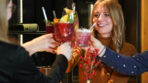 Eine entspannte Frauenrunde stößt mit herrlich verzierten Cocktails im schicken mamazita Genussrestaurant an.