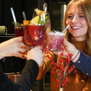Eine entspannte Frauenrunde stößt mit herrlich verzierten Cocktails im schicken mamazita Genussrestaurant an.